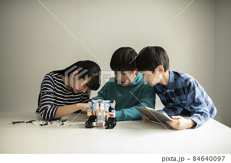プログラミング・ロボットを組み立てる小学生 プログラミング・ロボットを組み立てる小学生 84640097