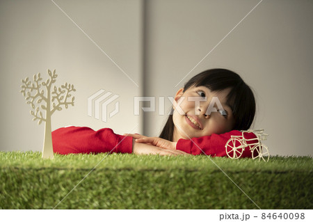環境について考える女の子 環境について考える女の子 84640098