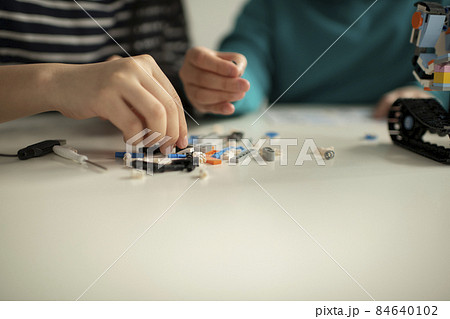 プログラミング・ロボットを組み立てる小学生 84640102