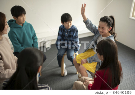 グループディスカッション　挙手する女の子 84640109