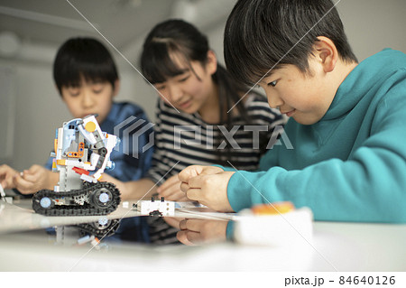 プログラミング・ロボットを組み立てる小学生 プログラミング・ロボットを組み立てる小学生 84640126