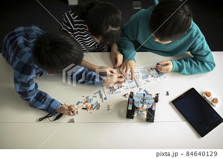 プログラミング・ロボットを組み立てる小学生 プログラミング・ロボットを組み立てる小学生 84640129