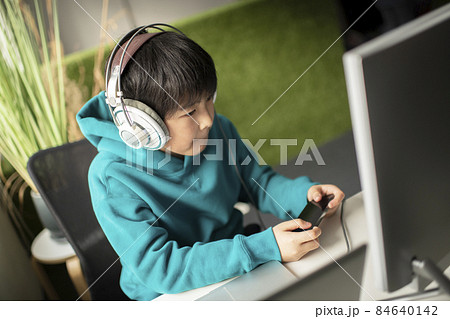 eスポーツを楽しむ男の子 eスポーツを楽しむ男の子 84640142