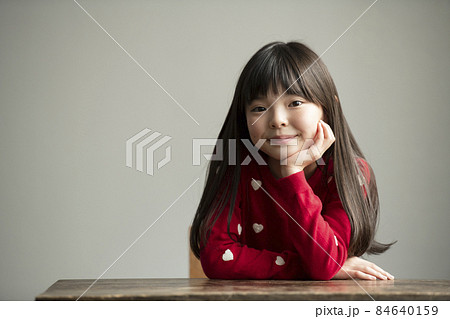 頬杖をつく女の子 84640159