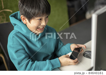 eスポーツを楽しむ男の子 eスポーツを楽しむ男の子 84640161