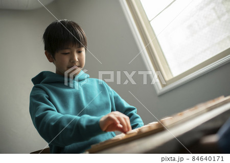 対局する小学生棋士 対局する小学生棋士 84640171