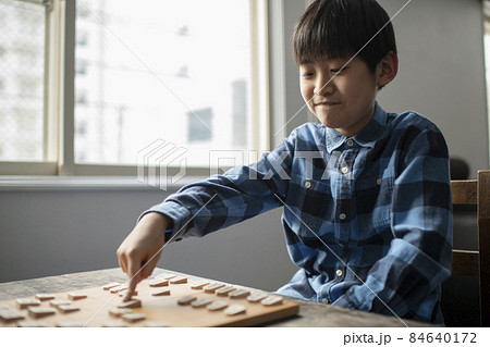 対局する小学生棋士 84640172