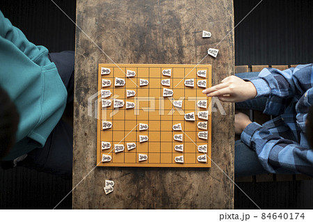対局する小学生棋士 対局する小学生棋士 84640174