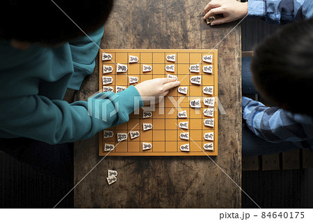 対局する小学生棋士 対局する小学生棋士 84640175