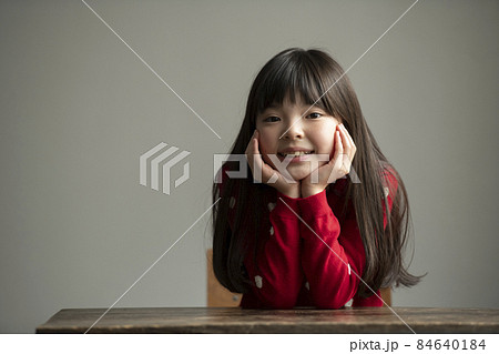 頬杖をつく女の子 頬杖をつく女の子 84640184