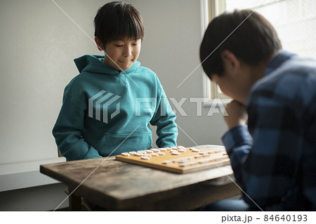 対局する小学生棋士 84640193