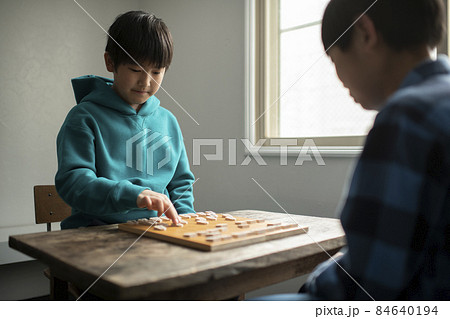 対局する小学生棋士 84640194