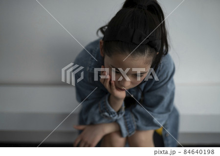 物憂げな女の子 84640198