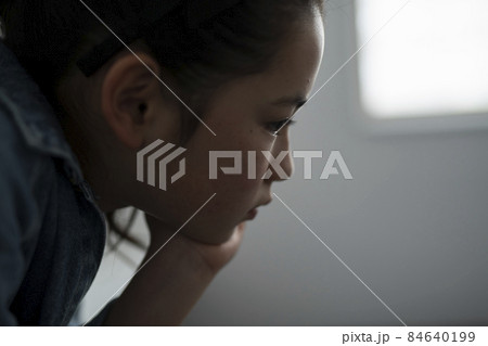 物憂げな女の子 84640199