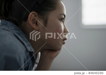 前を見つめる女の子 84640200