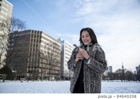 ホットドリンクを持つ女性 84640208