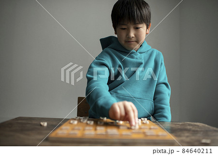 対局する小学生棋士 84640211