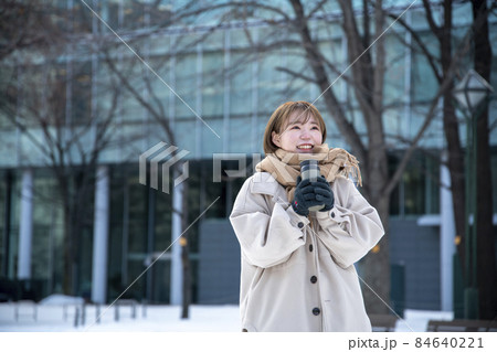 ホットドリンクを持つ女性 84640221