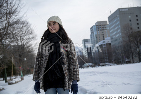 公園を歩く女性 84640232