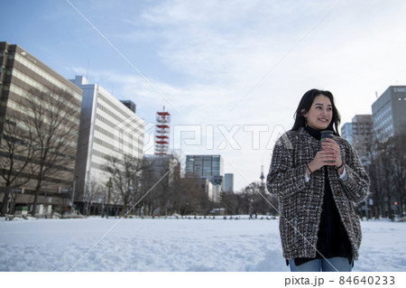 ホットドリンクを持つ女性 84640233