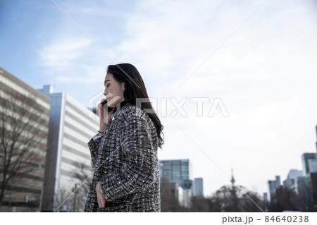 スマートフォンで通話する女性 スマートフォンで通話する女性 84640238