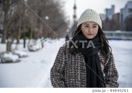 公園を歩く女性 84640261