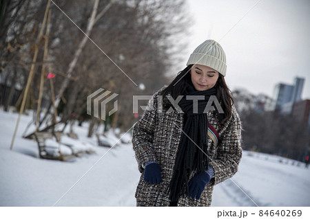 公園を歩く女性 84640269