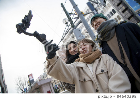 ジンバルで撮影する若者 84640298