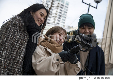 ジンバルで撮影する若者 84640306