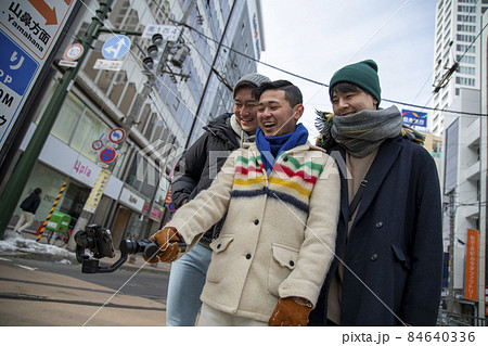 ジンバルで撮影する若者 ジンバルで撮影する若者 84640336