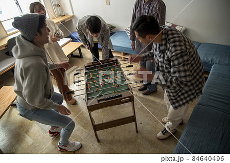 サッカーゲームで盛り上がる若者 84640496