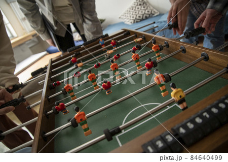 サッカーゲームで盛り上がる若者 84640499
