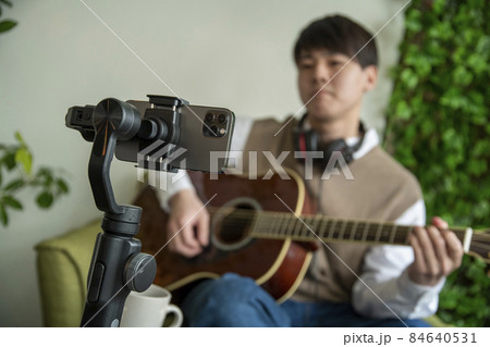 ライブ配信する男性 84640531