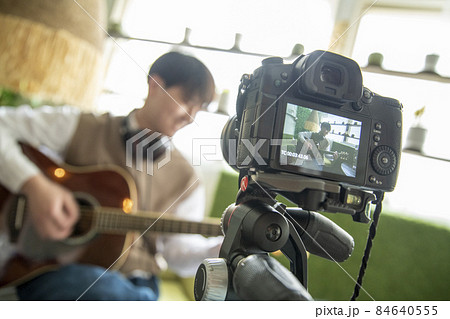 ライブ配信する男性 84640555