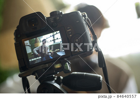 ライブ配信する男性 84640557