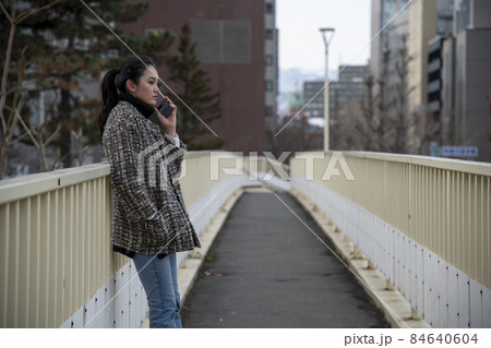 スマートフォンで通話する女性 84640604