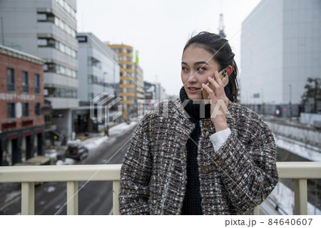 スマートフォンで通話する女性 スマートフォンで通話する女性 84640607