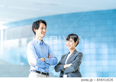 通路で腕を組む男女。 84641626