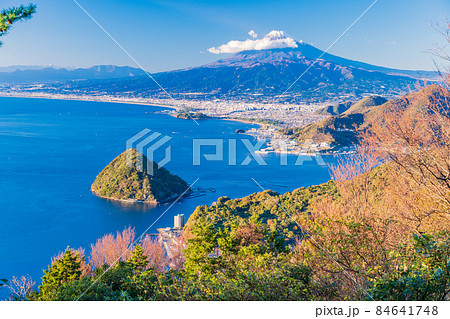 （静岡県）沼津の海岸線と富士山 84641748