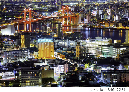 高塔山からの素晴らしい夜景 ライトアップされた若戸大橋(福岡県北九州市) 高塔山からの素晴らしい夜景 ライトアップされた若戸大橋(福岡県北九州市) 84642221