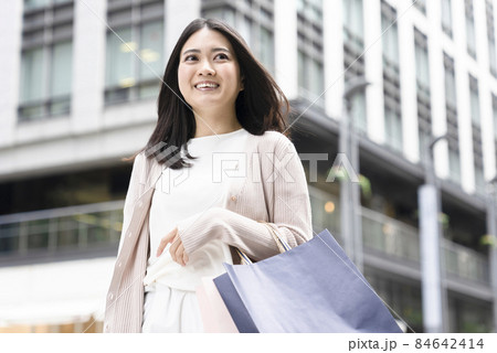 買い物をする女性 84642414