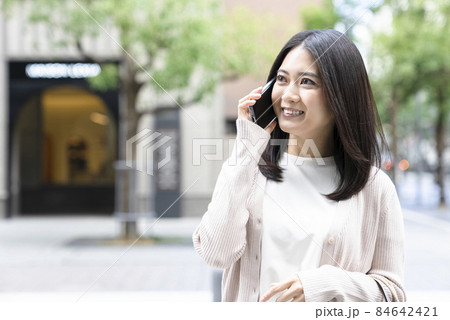 買い物をする女性 84642421