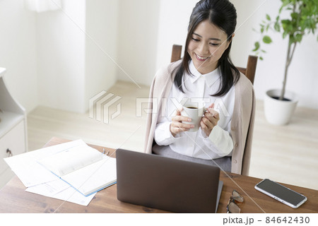 パソコンを触る女性 84642430