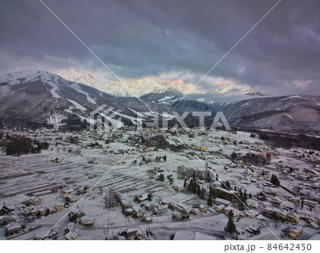 白馬連山の神秘的なモルゲンロートと八方尾根・白馬村の雄大な眺め　長野県白馬村（ドローンによる空撮） 84642450