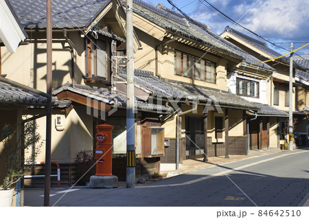 蔵の街並みとレトロな郵便ポスト　長野県須坂市 84642510