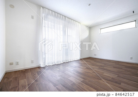 窓から光が差し込むフローリングの部屋 84642517