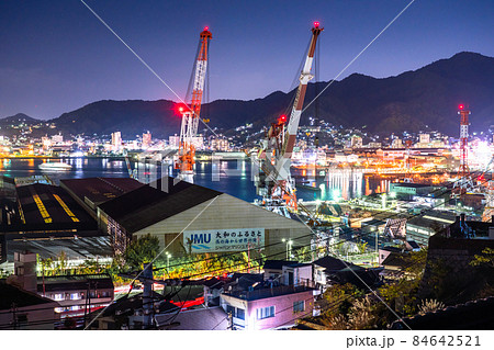 《広島県》呉市の夜景・造船所の街並み 84642521