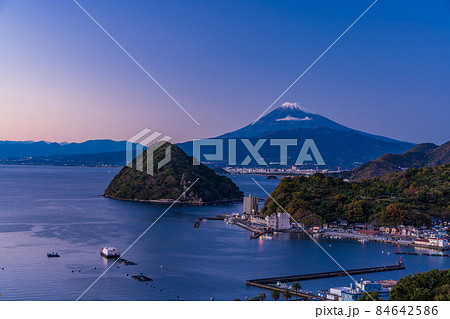 (静岡県)伊豆・内浦湾と富士山 夜景 (静岡県)伊豆・内浦湾と富士山 夜景 84642586