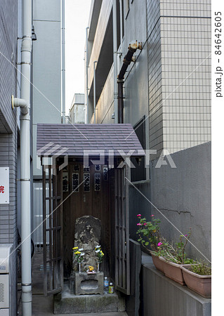 ビルとビルの間に挟まれた街の地蔵菩薩・北区田端 ビルとビルの間に挟まれた街の地蔵菩薩・北区田端 84642605