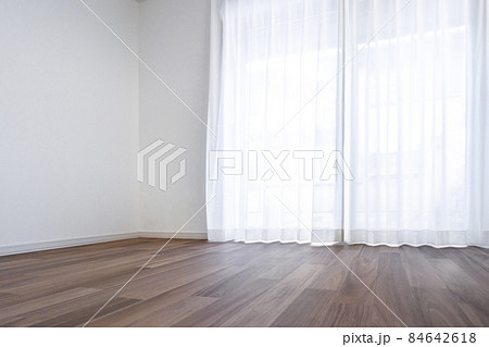 窓から光が差し込むフローリングの部屋 84642618